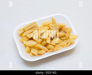 Gebratene Kartoffel-Chips im Polystyrol-tray Stockfoto