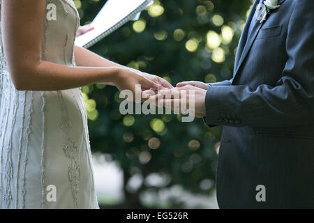 Braut Bräutigam Finder während der Trauung Ring Inverkehrbringen Stockfoto