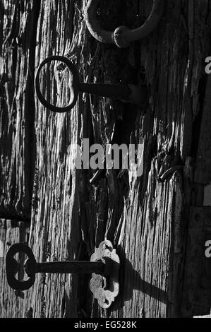 Alte Holztür mit Knock Griff und zwei alte Skelett Schlüssel geschlagen Stockfoto