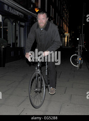 Ein bärtiger Guy Ritchie reitet sein Bruder Motorrad von Chiltern Firehouse Featuring: Guy Ritchie Where: London, Vereinigtes Königreich bei: 14. August 2014 Stockfoto