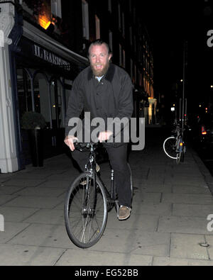 Ein bärtiger Guy Ritchie reitet sein Bruder Motorrad von Chiltern Firehouse Featuring: Guy Ritchie Where: London, Vereinigtes Königreich bei: 14. August 2014 Stockfoto