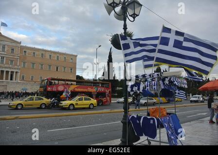 Athen, griechischen. 16. Februar 2015. Ein Kiosk steht in dem Syntagma-Platz, das griechische Flaggen verkauft. Die Griechen sind am 4. Tag ihrer Kundgebung zur Unterstützung der griechischen Regierungsbemühungen, ein neues Abkommen für die Staatsverschuldung während der Treffen der Eurogruppe in Brüssel zu finden. Bildnachweis: George Panagakis/Pacific Press/Alamy Live-Nachrichten Stockfoto