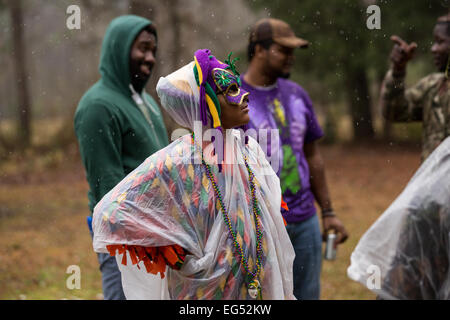 Ein maskierter Zecher tanzt im Regen während den Creole Courir de Karneval Chicken Run 16. Februar 2015 in Soileau, Louisiana. Die Traditionsveranstaltung der ländlichen Karneval entwickelte sich aus dem Ausschluss von weißen Gemeinschaften der schwarzen und indianischen Bewohner aus den größeren örtlichen festen. Stockfoto