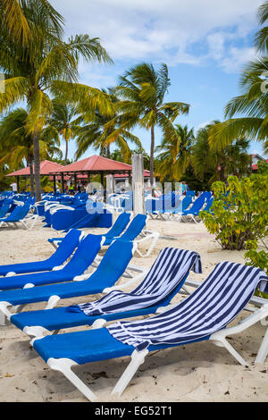 Strand Liegestühle auf der Princess Cays, Bahamas, Karibik. Stockfoto