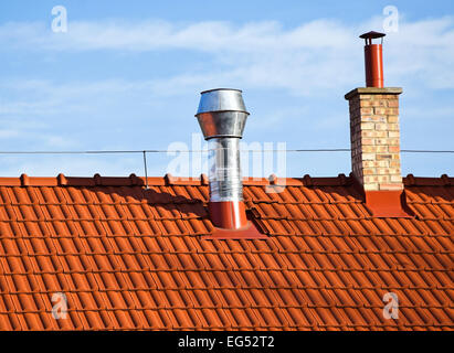 Stapel auf dem Dach eines Gebäudes zu rauchen Stockfoto