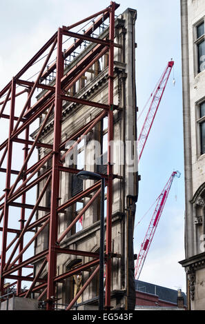 Die Oxford Street, London, UK. Die Technik der "facadism' - die Fassade eines alten Gebäudes beibehalten, Neubau Platz hinter dauert es Stockfoto