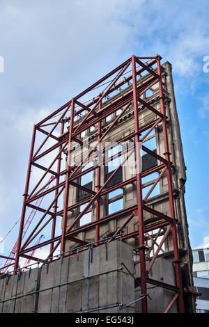 Die Oxford Street, London, UK. Die Technik der "facadism' - die Fassade eines alten Gebäudes beibehalten, Neubau Platz hinter dauert es Stockfoto