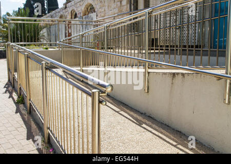 Handläufe aus Edelstahl werden an den Wänden und Schritte installiert. Stockfoto