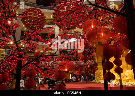 Rote Laternen in der Pavillon Shopping Mall zu feiern das chinesische Neujahr, Kuala Lumpur, Malaysia. Stockfoto