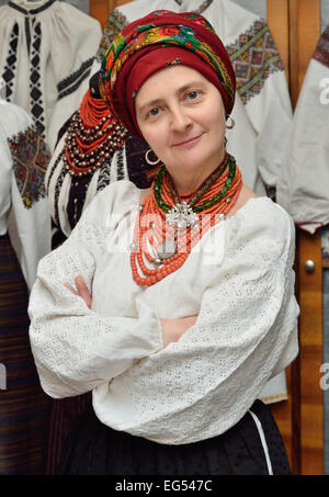 Ukrainische Frau im traditionellen Gewand Stockfoto