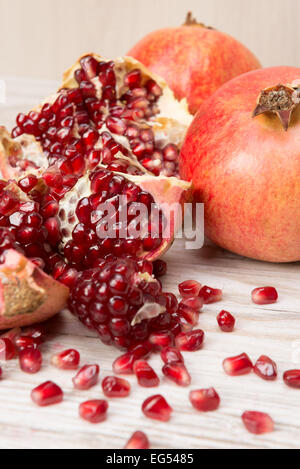 Granatapfel Früchte und Körner auf hölzernen Hintergrund Stockfoto