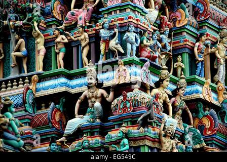 Singapur: Von Hand bemalt, geschnitzten Figuren schmücken die Gopuram Sikhara-Turm an der Sri Srinivasa Perumal Hindu-Tempel Stockfoto