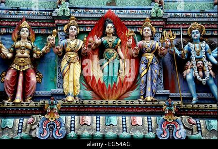 Singapur: Handgeschnitzte, reich bemalte Figuren schmücken eine Wand an der Hindu-Tempel Sri Veeramakaliamman in Little India Stockfoto