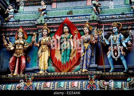 Singapur: Handgeschnitzte, reich bemalte Hindu-Gottheiten schmücken eine Wand im Sri Veeramakaliamman Tempel in Little India Stockfoto