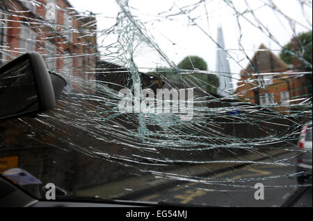 Zertrümmerte Windschutz in Volkswagen Polo Auto. Stockfoto