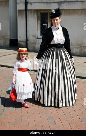 Mutter und Tochter in viktorianischen Kleid Rochester Dickens festival Stockfoto