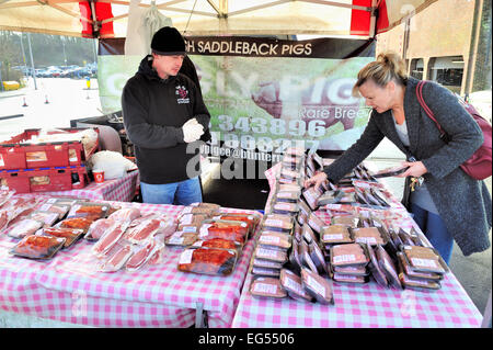 Bio Speck Würstchen und Schweinefleisch zu produzieren, zum Verkauf an einen örtlichen Bauernmarkt Stockfoto