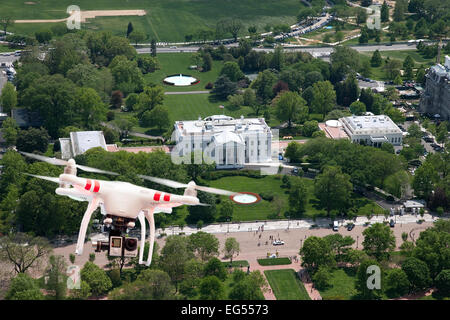 Quadcopter oder Drohne über dem Weißen Haus in Washington USA fliegen Stockfoto