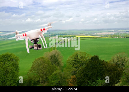 Nicht militärische Quadcopter oder Drohne fliegt über offene Landschaft England Stockfoto