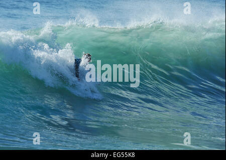 Durban, KwaZulu-Natal, Südafrika, erwachsenen Mann surfen Boogie Board unten Wave, fliegende weißer Schaum Spray, Golden Mile, Menschen, Strand Stockfoto