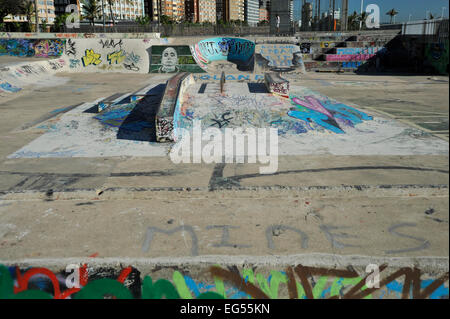 Expressive Graffiti auf Beton und Strukturen der Skate park Tricks und Stunts ausführen, Golden Mile von Durban, KwaZulu-Natal Südafrika Stockfoto