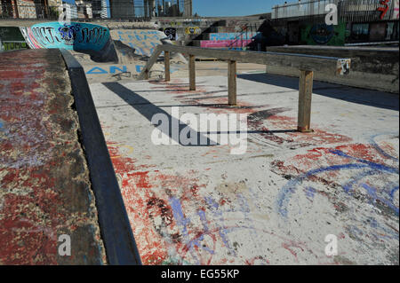 Metall Geländer in Skateboard Park, wo Skateboarder und Trick Zyklus Reiter schwierige Stunts, Durban beachfront, KwaZulu-Natal, Südafrika Stockfoto