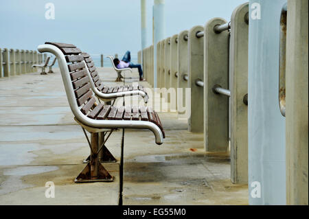 Verwitterte Edelstahl Bänke auf neue Pier Durban am Strand Südafrika Reise Destinationen Möbel Meer Struktur sitzen Stockfoto