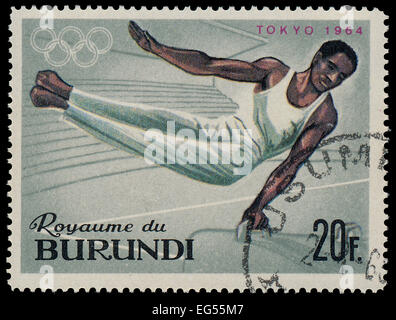 BURUNDI - CIRCA 1964: Eine Briefmarke gedruckt in Burundi zeigt Voltigieren, Serie Olympiade in Tokio, ca. 1964 Stockfoto