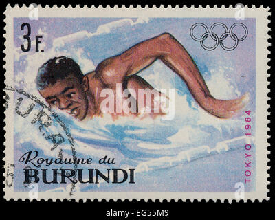 BURUNDI - CIRCA 1964: Eine Briefmarke gedruckt in Burundi zeigt schwimmen, Serie Olympiade in Tokio, ca. 1964 Stockfoto