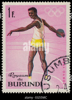 BURUNDI - CIRCA 1964: Eine Briefmarke gedruckt in Burundi zeigt Diskus, Serie Olympiade in Tokio, ca. 1964 Stockfoto