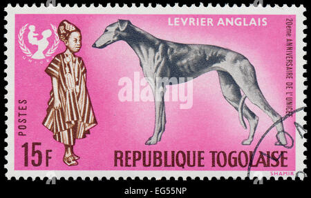 TOGO - CIRCA 1967: Eine Briefmarke gedruckt von Togo, zeigt den 20. Jahrestag von UNICEF und Greyhound Hund - Levrier Anglais, circa 1967 Stockfoto