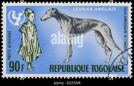 TOGO - CIRCA 1967: Eine Briefmarke gedruckt von Togo, zeigt den 20. Jahrestag von UNICEF und Greyhound Hund - Levrier Anglais, circa 1967 Stockfoto