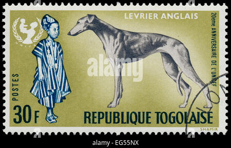 TOGO - CIRCA 1967: Eine Briefmarke gedruckt von Togo, zeigt den 20. Jahrestag von UNICEF und Greyhound Hund - Levrier Anglais, circa 1967 Stockfoto