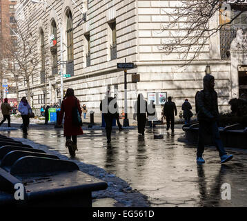 Fußgänger verlassen der u-Bahnhof West 72nd Street im Stadtteil Upper West Side von New York auf Mittwoch, 11. Februar 2015.   (© Richard B. Levine) Stockfoto