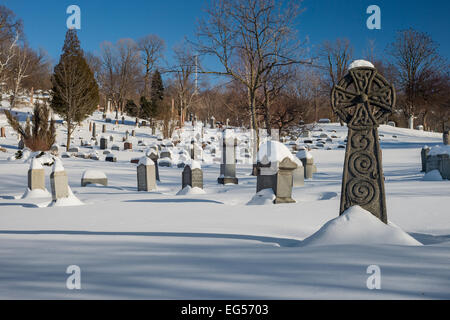 Unter dem Schnee in einem amerikanischen Friedhof Grabsteine Stockfoto