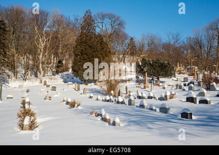 Unter dem Schnee in einem amerikanischen Friedhof Grabsteine Stockfoto