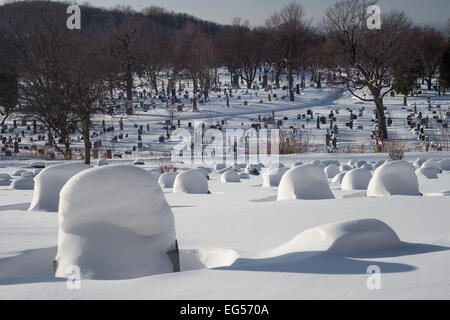 Unter dem Schnee in einem amerikanischen Friedhof Grabsteine Stockfoto