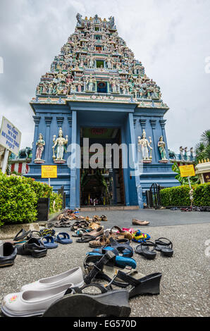 Singapur Sri Srinivasa Perumal Tempel in Singapur mit Schuhen links auf dem Boden Stockfoto