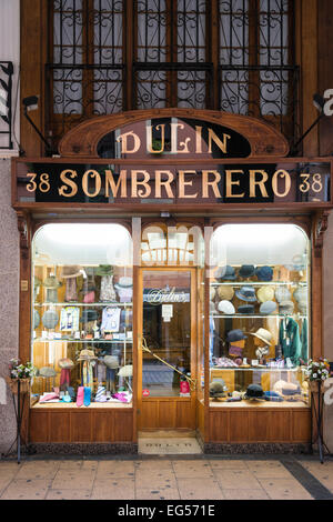 Dulin Sombrero, ein Hutgeschäft in Legrono Rioja Spanien.  Eine traditionelle alte Gebäude und Shop vor. Stockfoto