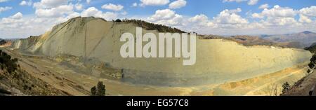 Panorama einer Vielzahl von versteinerten Doinosaur Spuren auf einer geneigten Platte in der Nähe von Sucre, Bolivien Stockfoto