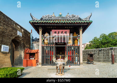 chinesische Tempel neben Ruinen von St. Paul in Macau china Stockfoto