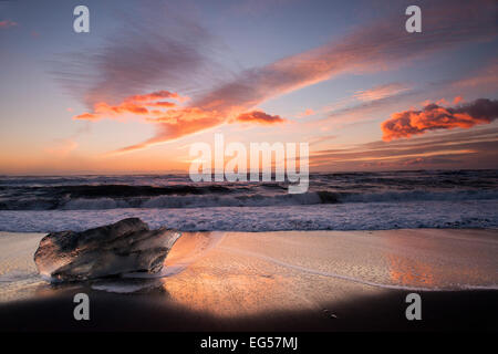 Der schwarze Sandstrand am Jökulsárlón in Island angespült Gletschereis. Stockfoto