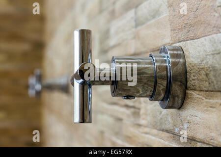 Der Wasserhahn auf dem Ziegel Wand Hintergrund (Wählen Sie Schwerpunkt) Stockfoto