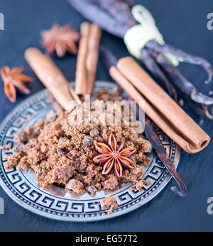 Reed-Zucker und Aroma zu würzen, auf einem Tisch Stockfoto