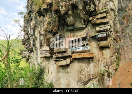 Philippinos in der Bergregion von Sagada verwendet Särge mit ihrer Toten eine Klippe hinunter als Begräbnis Tradition in Echo Val hängen Stockfoto