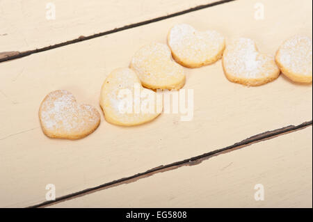 frisch herzförmige gebackene Shortbread Valentine Tag cookies Stockfoto