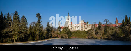 Prag, Schloss Pruhonice mit Teich Panorama Winter anzeigen Stockfoto