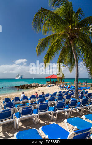 Strand Liegestühle auf der Princess Cays, Bahamas, Karibik. Stockfoto