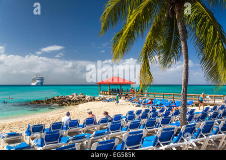 Strand Liegestühle auf der Princess Cays, Bahamas, Karibik. Stockfoto