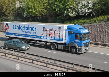 "The Toy-Shop.com" LKW auf der A40 in West-London, UK. Stockfoto